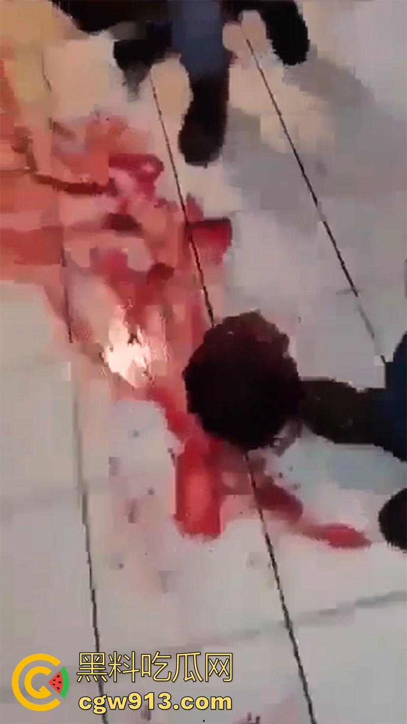 暗网流出墨西哥毒枭杀人现场，抓住其他帮派成员，直接挖出心脏，还在手中跳动，把头割下来当球踢！  第6张