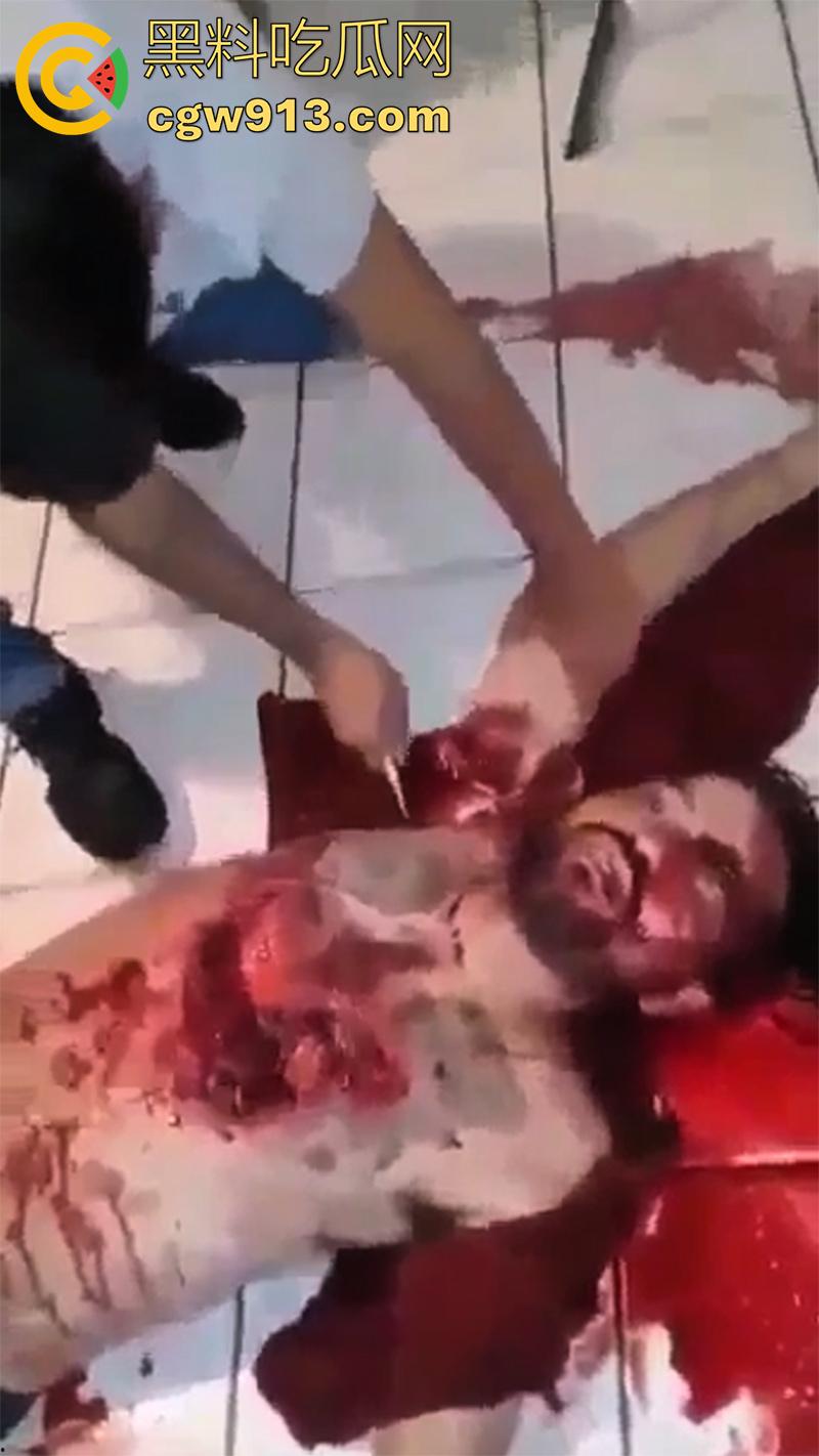 暗网流出墨西哥毒枭杀人现场，抓住其他帮派成员，直接挖出心脏，还在手中跳动，把头割下来当球踢！  第7张