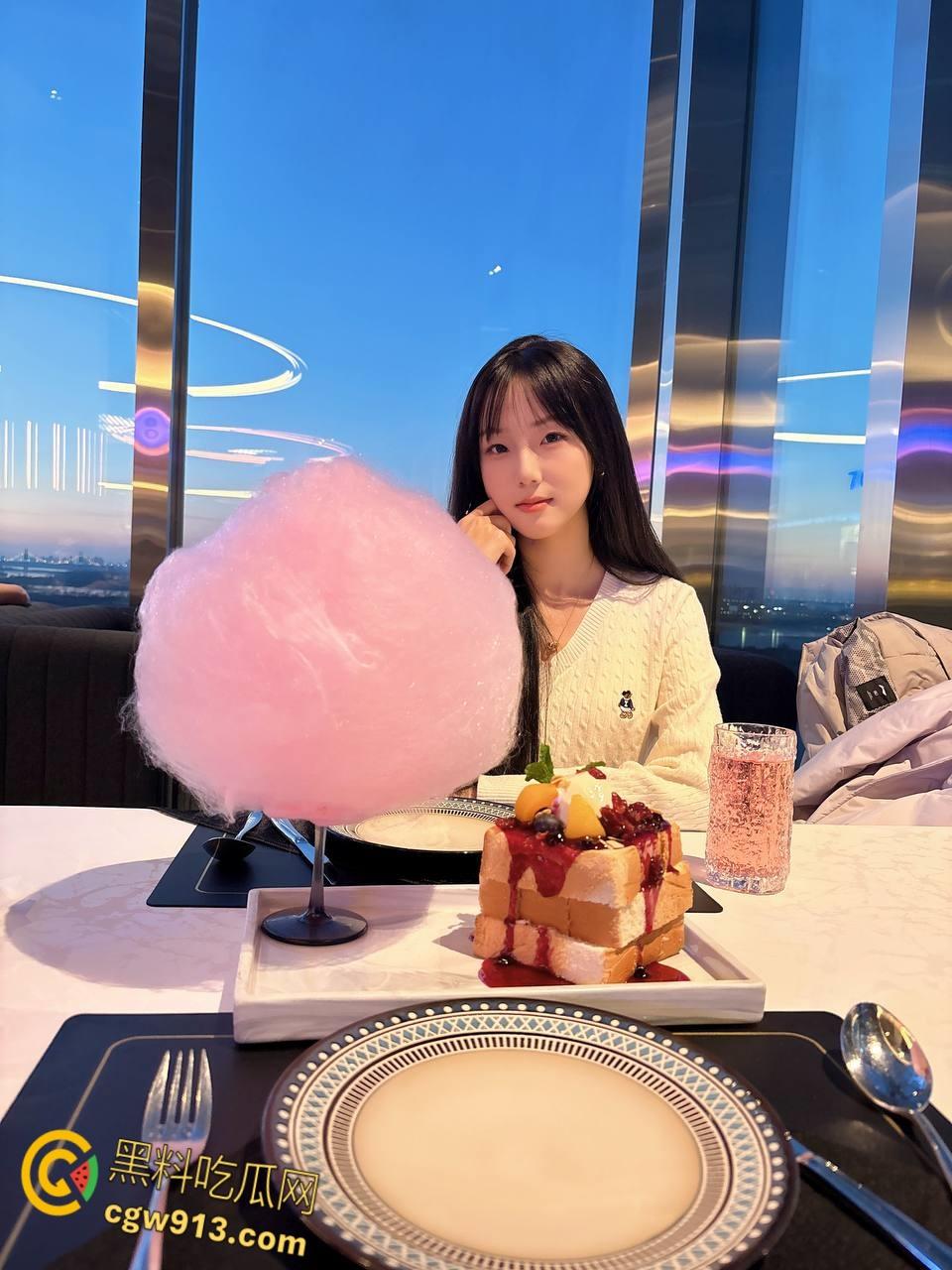 约炮极品嫩妹【朱雅】，背着男友夜店偷情寻欢，穿上情趣黑丝饥渴跪地求肉棒，颜射吞精精液覆盖全脸 !  第1张