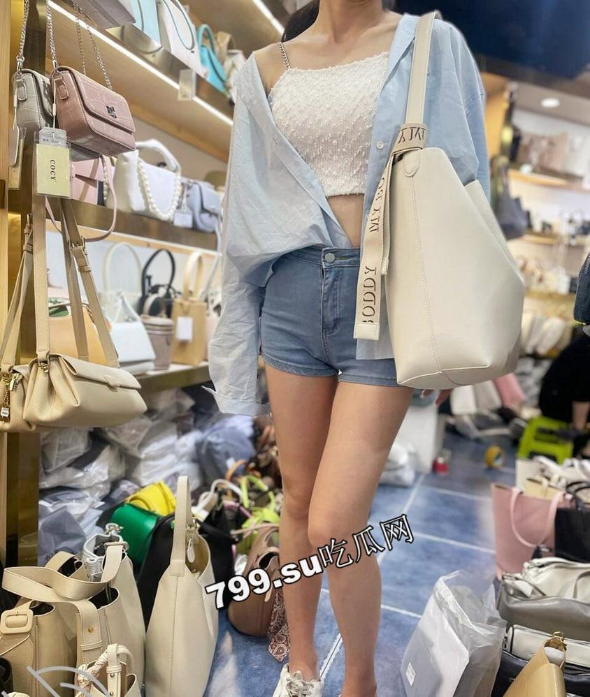 海角社区乱伦大神强上女房东 以记录之名把少妇房东野外按在草地抽插观众太多转战厕所继续 第6张 海角社区乱伦大神强上女房东 以记录之名把少妇房东野外按在草地抽插观众太多转战厕所继续 第6张