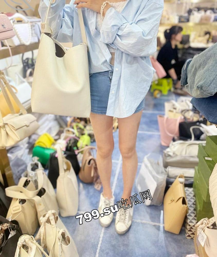 海角社区乱伦大神强上女房东 以记录之名把少妇房东野外按在草地抽插观众太多转战厕所继续 第7张 海角社区乱伦大神强上女房东 以记录之名把少妇房东野外按在草地抽插观众太多转战厕所继续 第7张