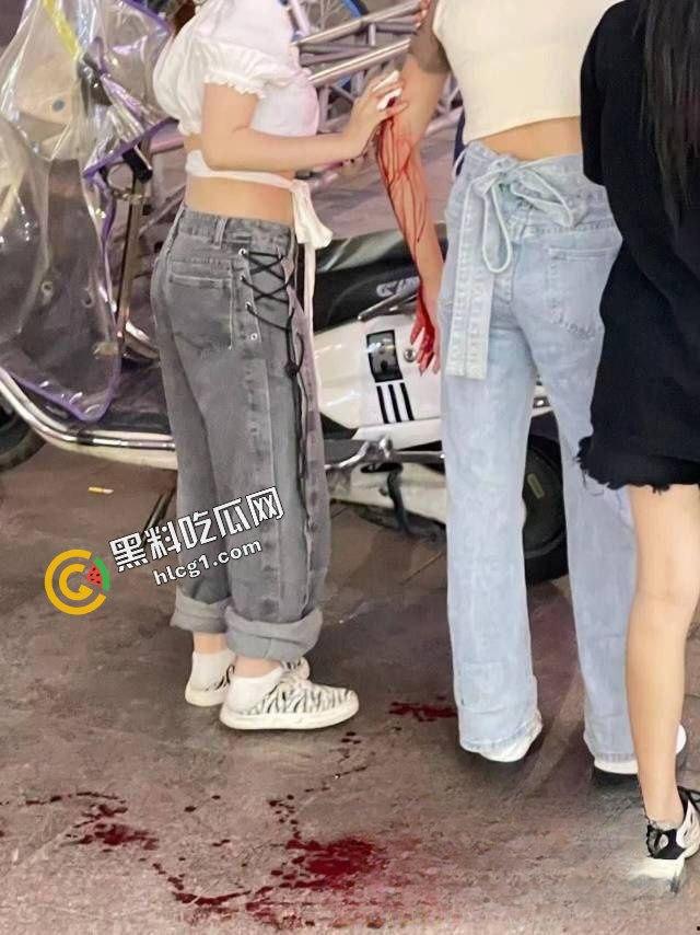 快手不知名小网红『鱼崽』街头现抓小三 提刀当街挥砍数刀 重伤小三  第5张