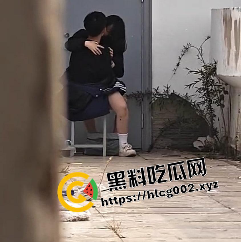 深圳高中生校内打炮 椅子上就能女上位到高潮 年轻人就是饥渴啊 偷拍视频流出  第1张