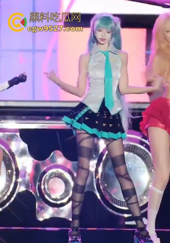 深圳欢乐谷，女团跳舞被女性网友质疑擦边，此前有肌肉男不穿上衣的表演，怎么被举报，不能搞双标！  第7张