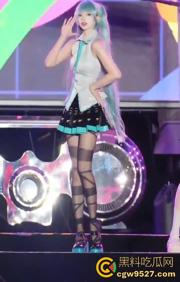 深圳欢乐谷，女团跳舞被女性网友质疑擦边，此前有肌肉男不穿上衣的表演，怎么被举报，不能搞双标！  第8张