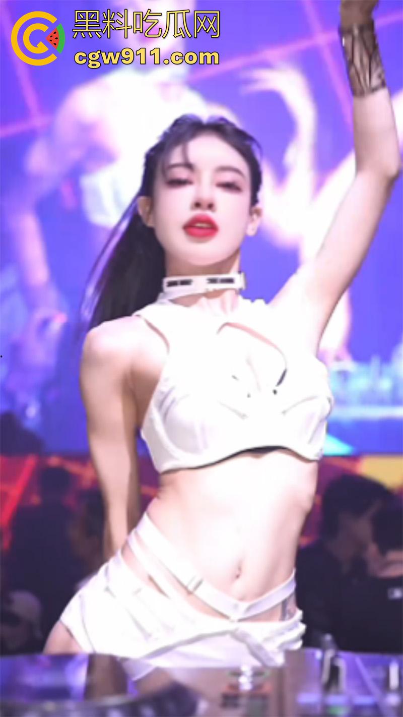 穷人女神富人母狗，有钱人的精彩夜生活，酒吧性感DJ和dancer，被大哥带走各种操，这生活真让人羡慕啊！  第5张