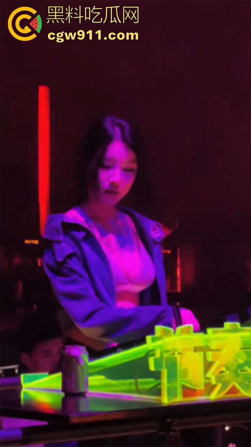 穷人女神富人母狗，有钱人的精彩夜生活，酒吧性感DJ和dancer，被大哥带走各种操，这生活真让人羡慕啊！  第14张