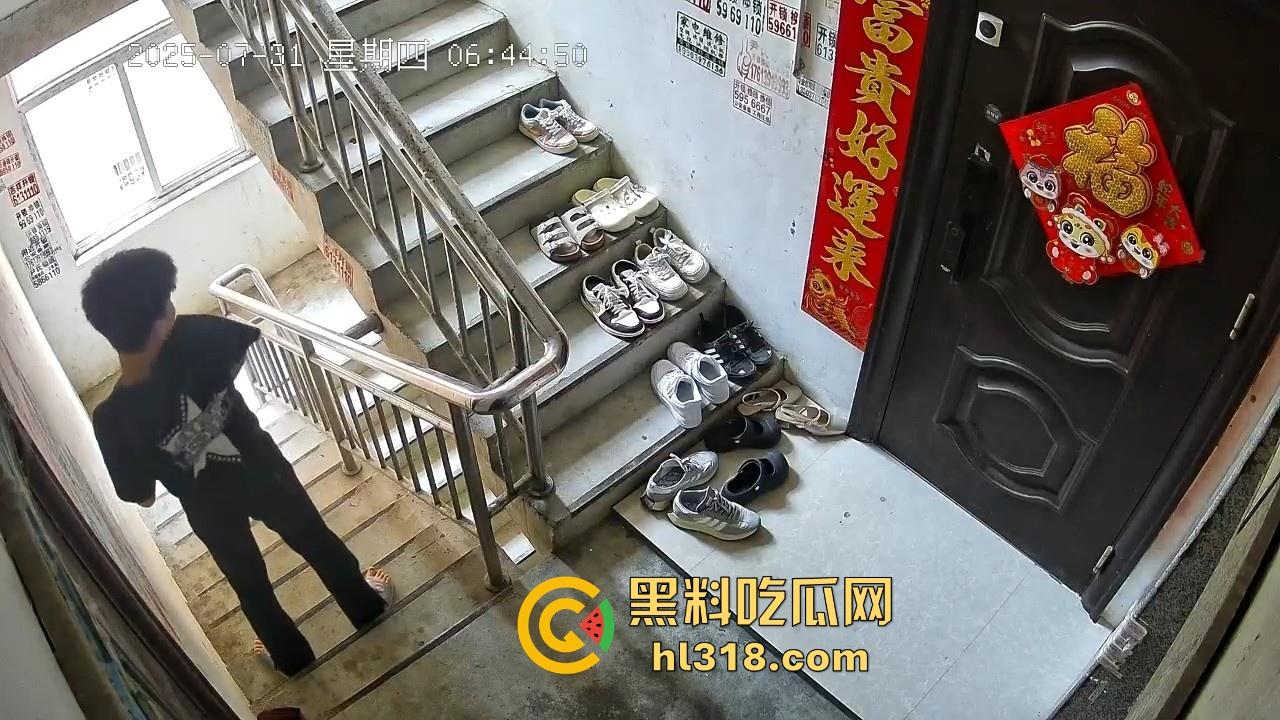 河南信阳人才聚集地吗？精神小伙居在别人家门前撸了一发 ？期间还尝了两口，还自产自销是吧！  第2张