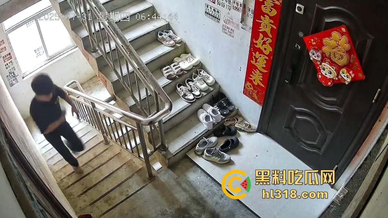 河南信阳人才聚集地吗？精神小伙居在别人家门前撸了一发 ？期间还尝了两口，还自产自销是吧！  第3张