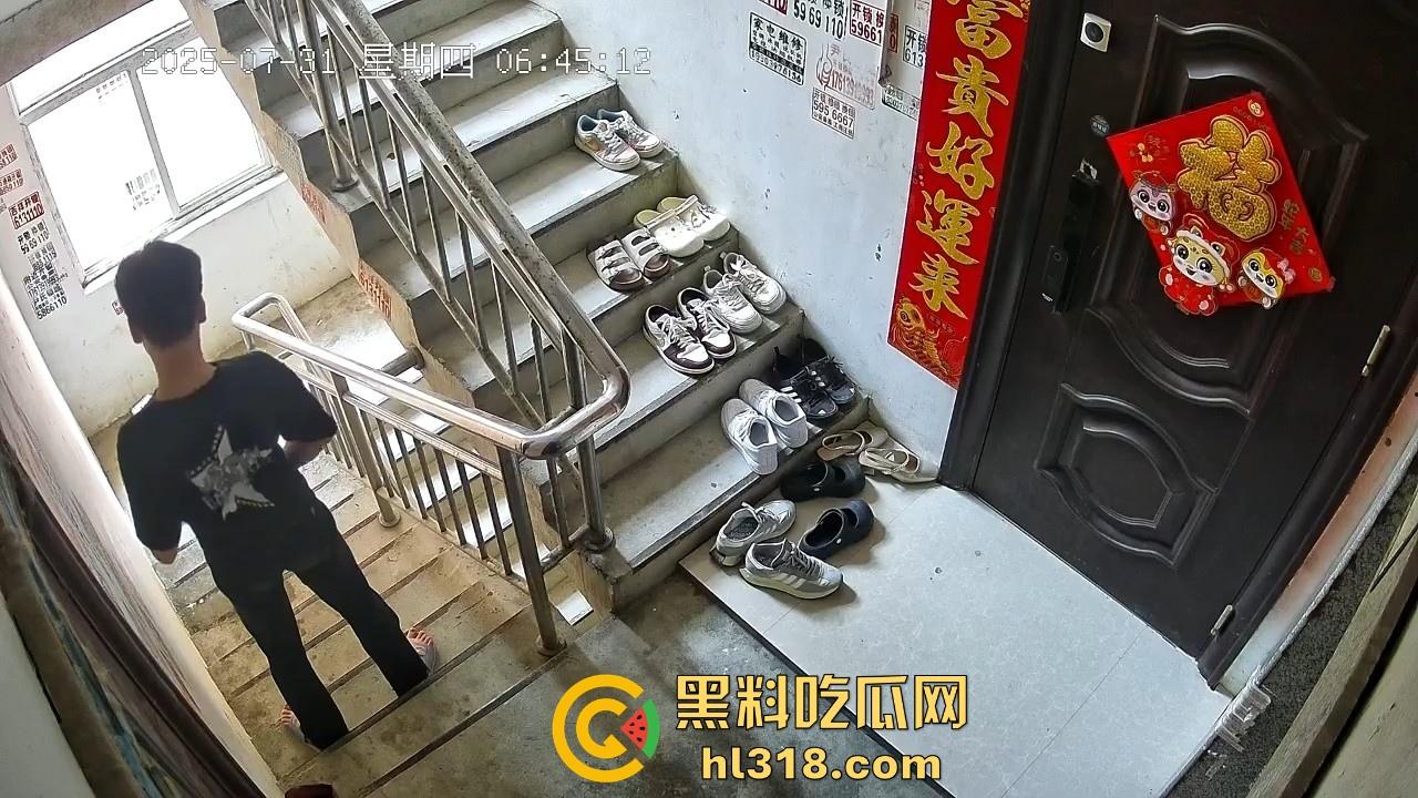 河南信阳人才聚集地吗？精神小伙居在别人家门前撸了一发 ？期间还尝了两口，还自产自销是吧！  第6张