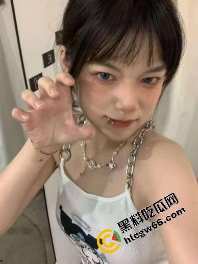 沈阳城市学院骚妹【张雨婷】白天端庄课代表，晚上酒店被操的逼水喷床单母狗体质拉满！  第2张