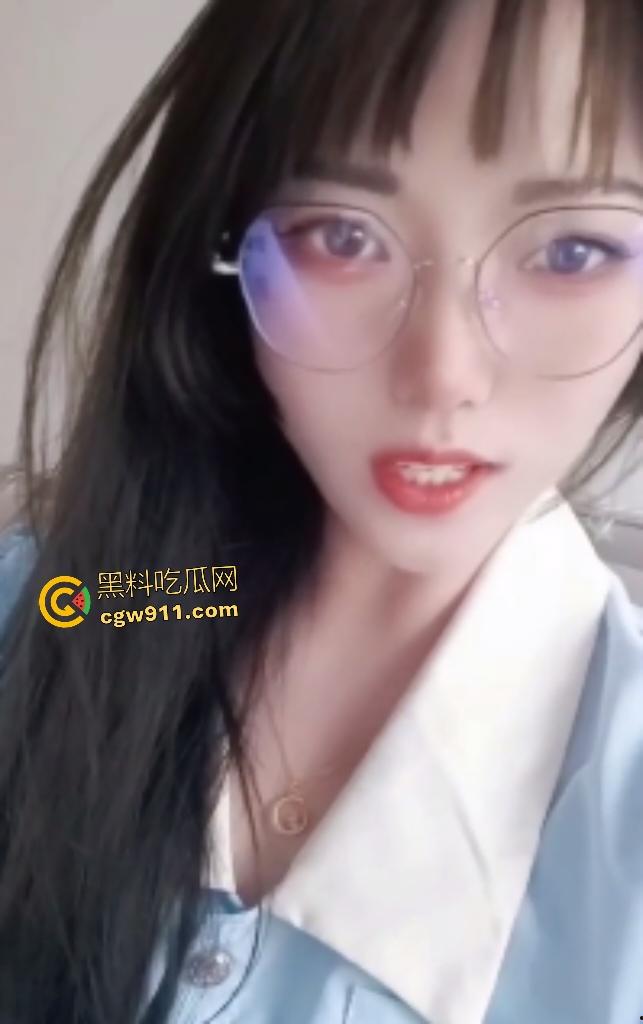 高中甜美眼镜小妹，极品大尺度视频流出，吹箫吞精狂吃，骚穴抽插大鸡巴越做越起劲！  第1张