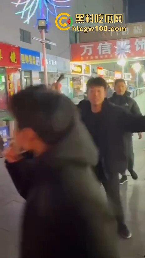 临沂精神小伙街头砍人，是报复社会？还是寻事报仇？再打进去了 飞机都打不了了。  第1张