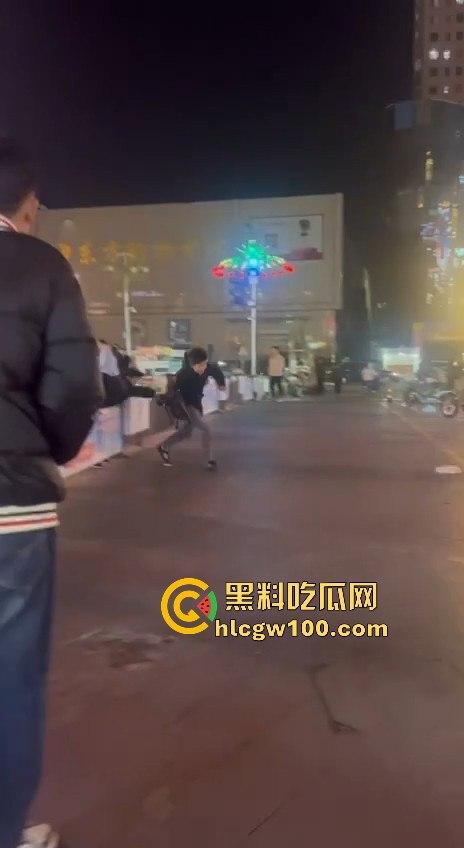 临沂精神小伙街头砍人，是报复社会？还是寻事报仇？再打进去了 飞机都打不了了。  第2张