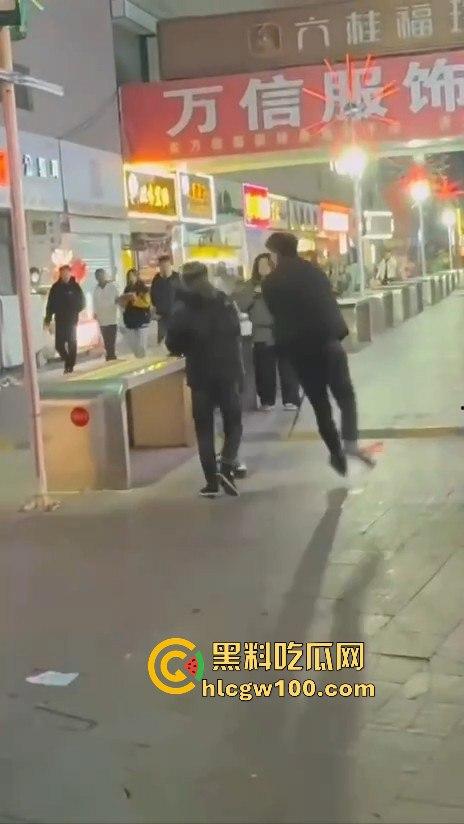 临沂精神小伙街头砍人，是报复社会？还是寻事报仇？再打进去了 飞机都打不了了。  第4张