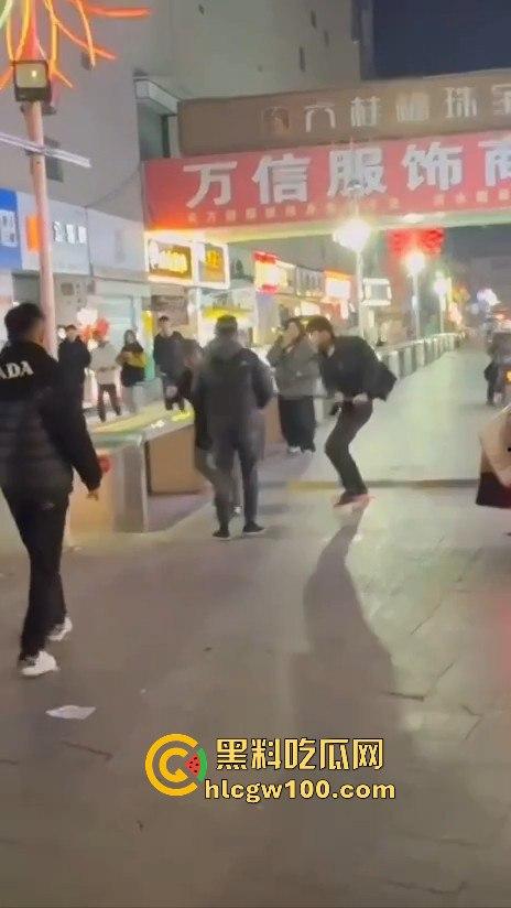 临沂精神小伙街头砍人，是报复社会？还是寻事报仇？再打进去了 飞机都打不了了。  第5张