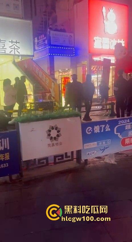 临沂精神小伙街头砍人，是报复社会？还是寻事报仇？再打进去了 飞机都打不了了。  第7张