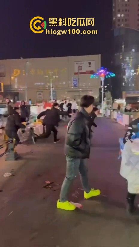 临沂精神小伙街头砍人，是报复社会？还是寻事报仇？再打进去了 飞机都打不了了。  第9张