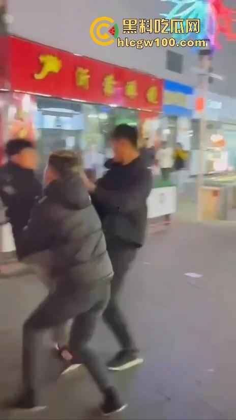 临沂精神小伙街头砍人，是报复社会？还是寻事报仇？再打进去了 飞机都打不了了。  第10张