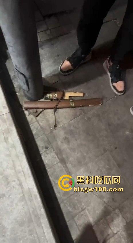 临沂精神小伙街头砍人，是报复社会？还是寻事报仇？再打进去了 飞机都打不了了。  第11张