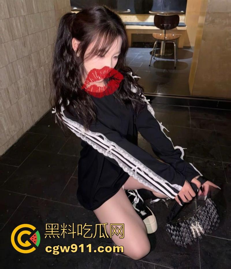 杭州清纯少女【徐琳】与男友做爱视频曝光，情趣内衣黑丝美腿诱人心魄，69互舔后入猛操精液射满翘臀！  第4张