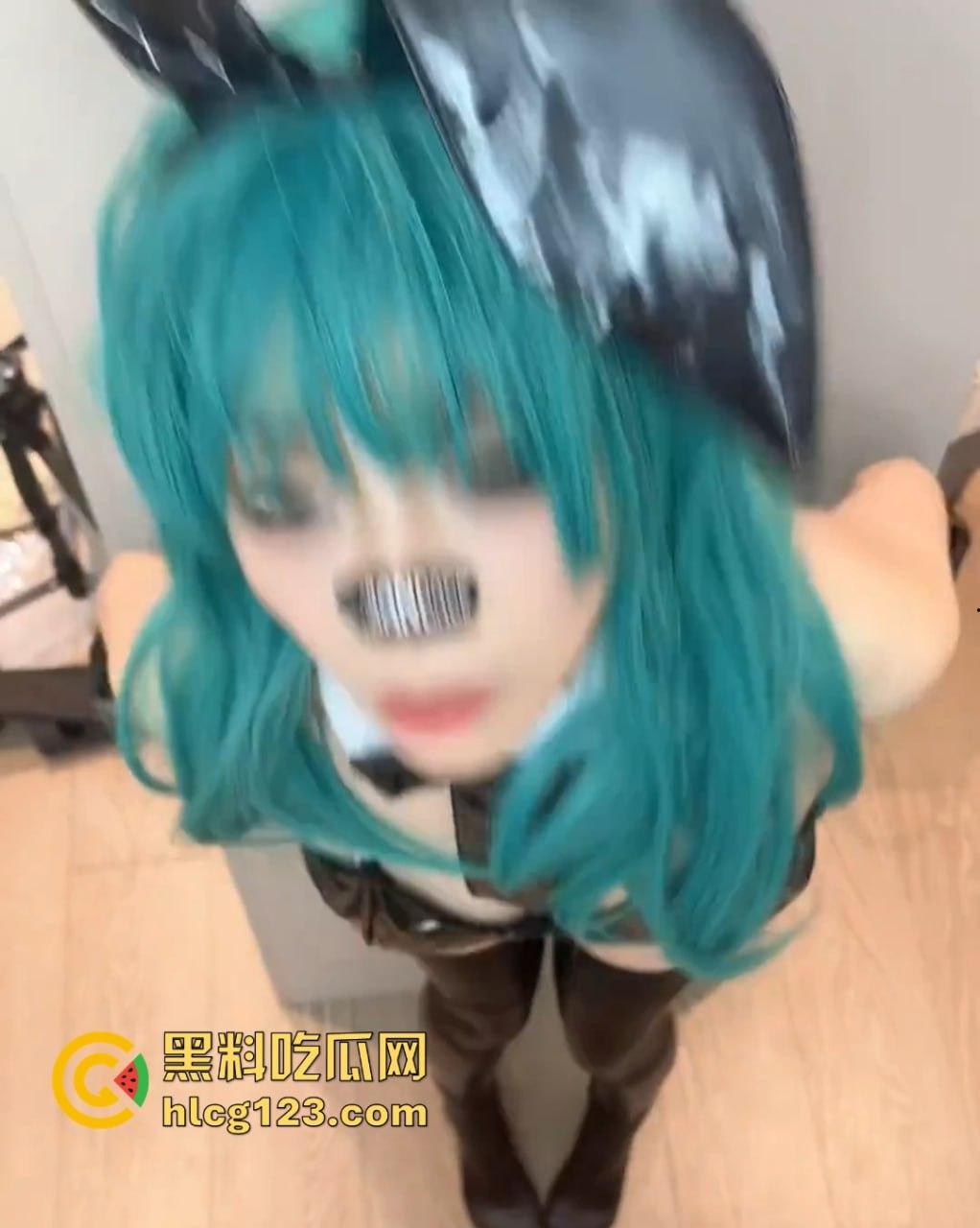 布尔玛cos现场翻车！墙上假JB插着，妹子嘴啃肉棒忙得不亦乐乎！  第1张