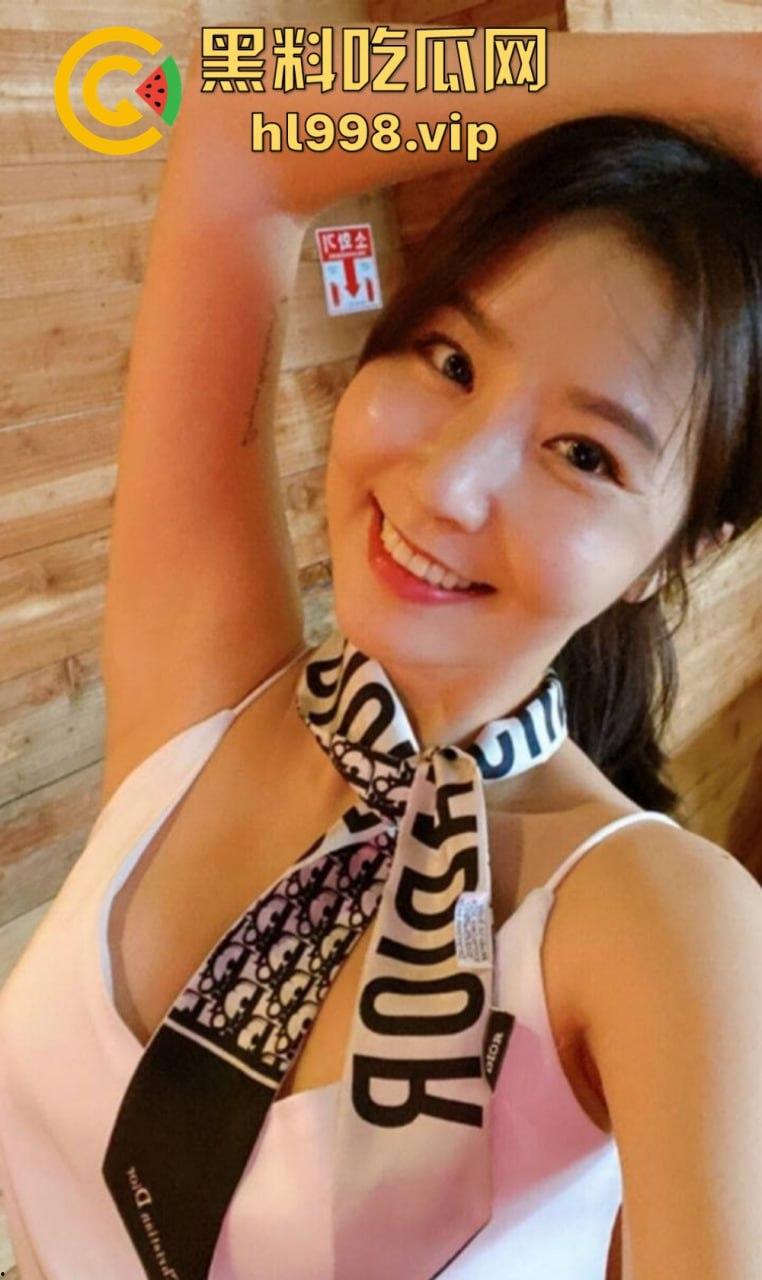 瓜友投稿韩国外教老师【朴智恩】黑丝骚逼诱惑！车上掰开嫩逼让我看，这骚货你居然忍住了？  第1张