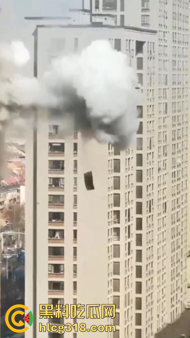 青岛电瓶车飞线充电，发生爆燃造成严重火灾，现场画面触目惊心，清晰听见传来的爆炸声！  第2张