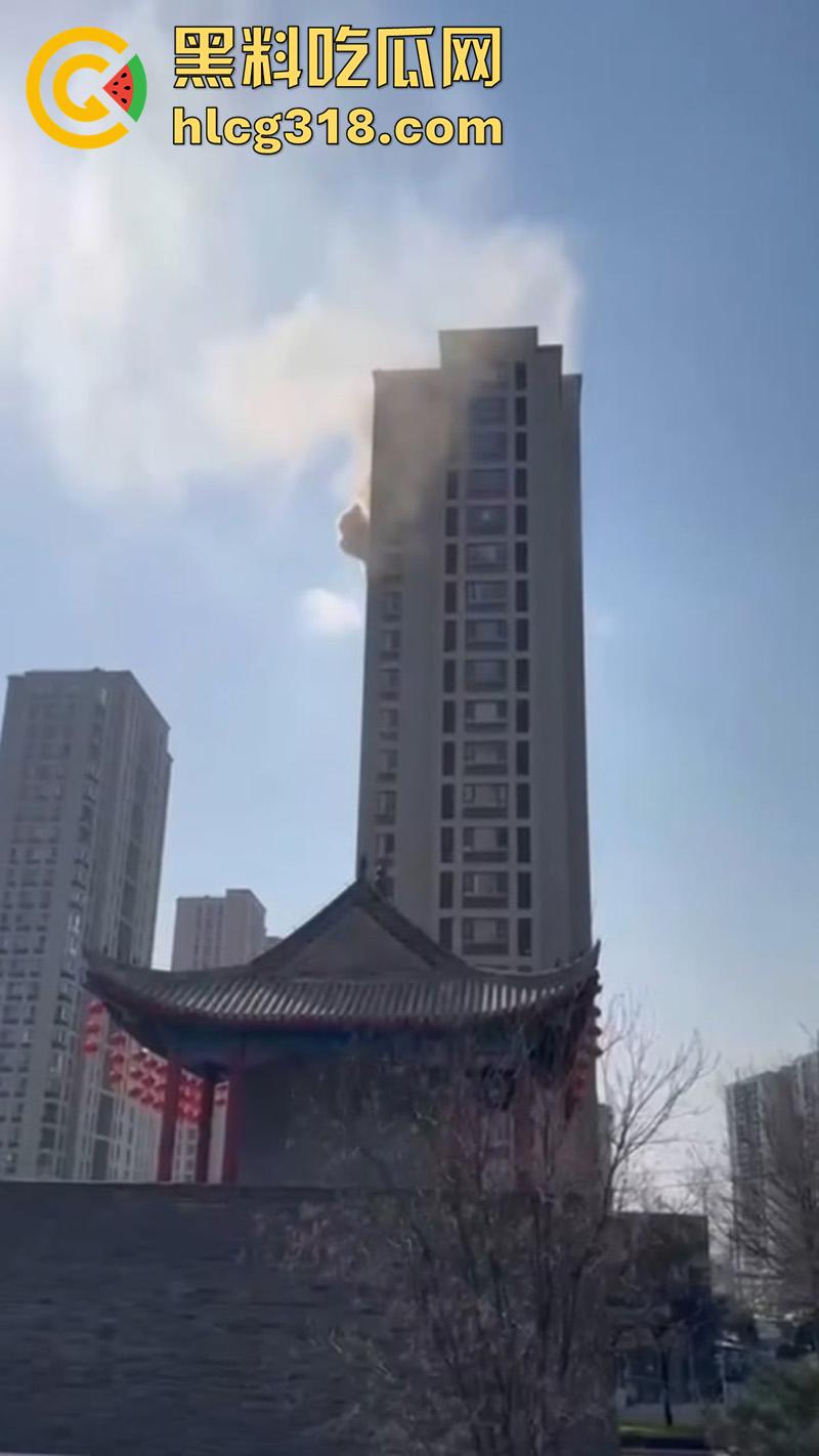 青岛电瓶车飞线充电，发生爆燃造成严重火灾，现场画面触目惊心，清晰听见传来的爆炸声！  第3张