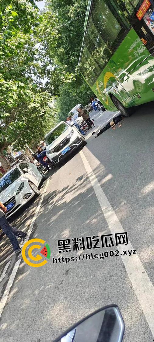 西平汽车站车祸现场视频！男子不戴头盔被公交车碾压爆头 一地脑浆 血腥慎入  第2张