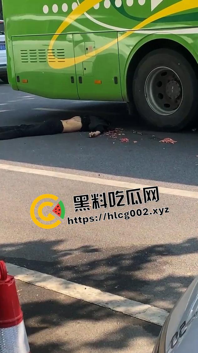 西平汽车站车祸现场视频！男子不戴头盔被公交车碾压爆头 一地脑浆 血腥慎入  第3张