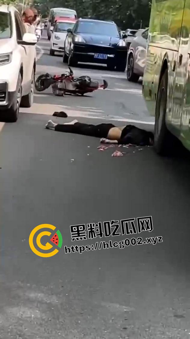 西平汽车站车祸现场视频！男子不戴头盔被公交车碾压爆头 一地脑浆 血腥慎入  第5张