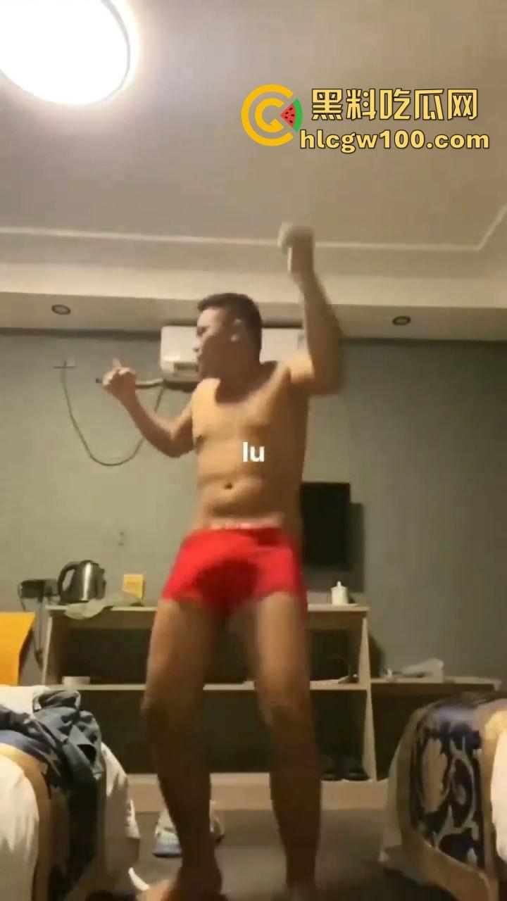 圣诞节荒诞名场面曝光，约不到炮的男人酒店发疯砸床，小姐坐包厢刷剧解闷，低端技师直接练草逼技术谋出路！  第1张