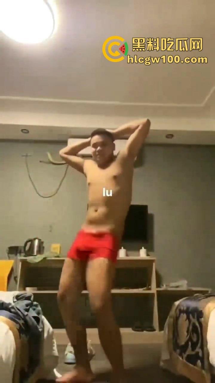 圣诞节荒诞名场面曝光，约不到炮的男人酒店发疯砸床，小姐坐包厢刷剧解闷，低端技师直接练草逼技术谋出路！  第8张