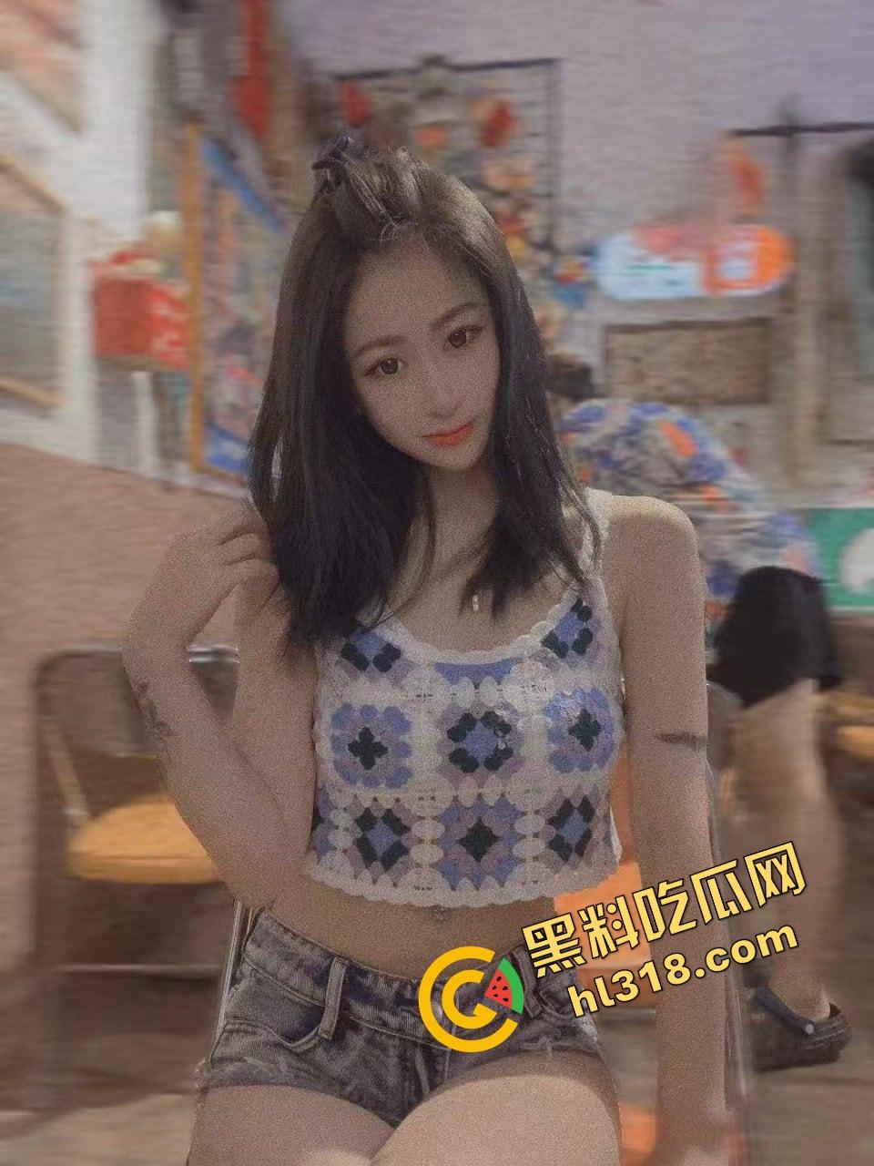 大奶纹身少妇偷情玩花样，床上让小伙边操边打电话给老公，娇喘偷情求别太猛，刺激的一批！  第2张