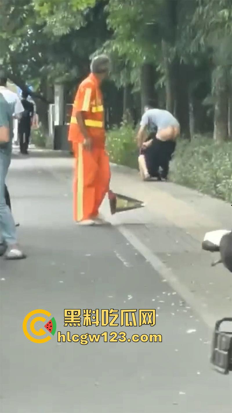 浙江情侣街边做爱，无视行人当街啪啪，还有一男子直接就站旁边看，玩的真够大胆的！  第4张