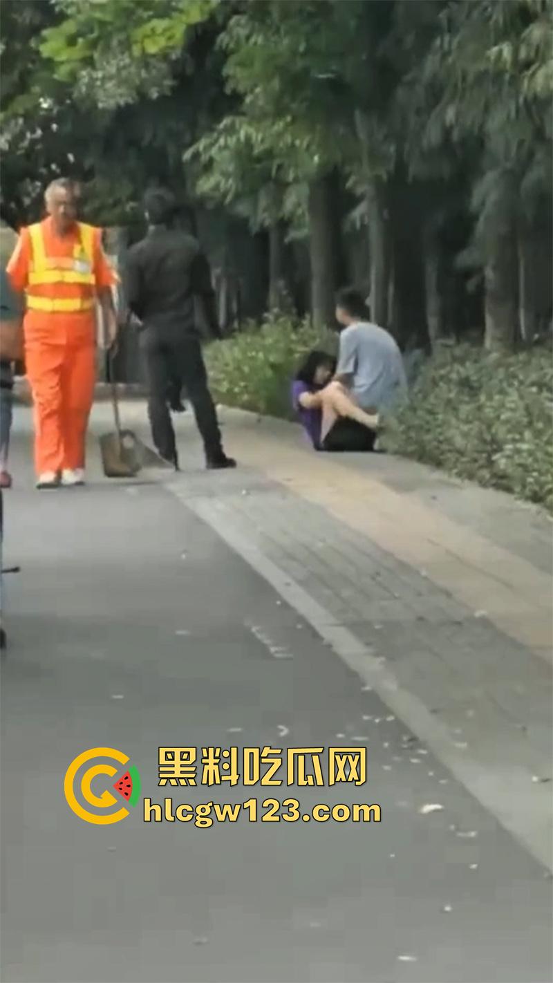浙江情侣街边做爱，无视行人当街啪啪，还有一男子直接就站旁边看，玩的真够大胆的！  第6张