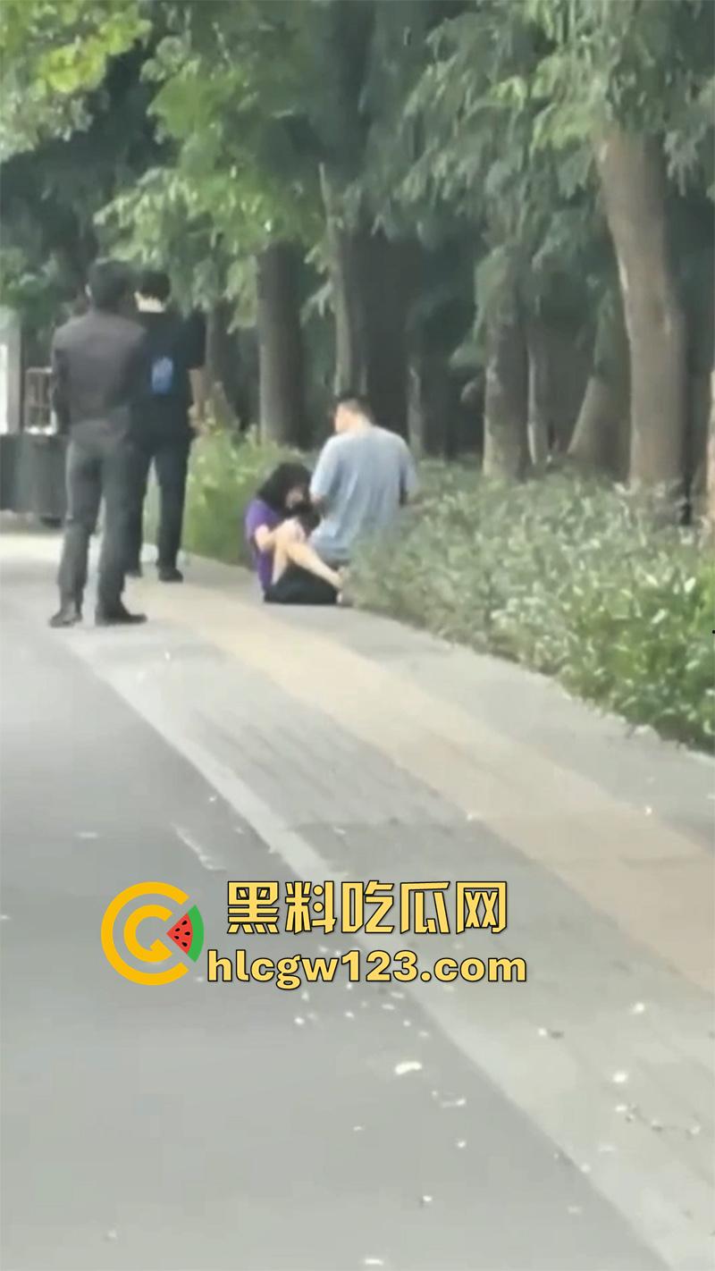 浙江情侣街边做爱，无视行人当街啪啪，还有一男子直接就站旁边看，玩的真够大胆的！  第7张