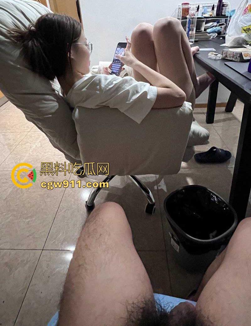 浙江高颜值情侣性爱私拍流出，国庆假期狂操消遣，全裸舔蛋撸屌胸射，撅着翘臀拽头发猛操，极其诱人！  第4张