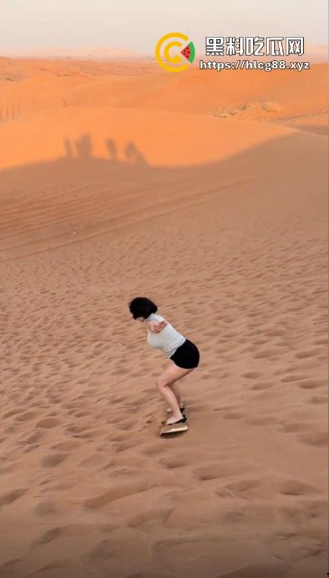 抖音百万粉贱婊【兔兔1104】反差少妇不雅视频满天飞，绝美骚逼勾魂操人，装你妈的清纯啊！  第4张