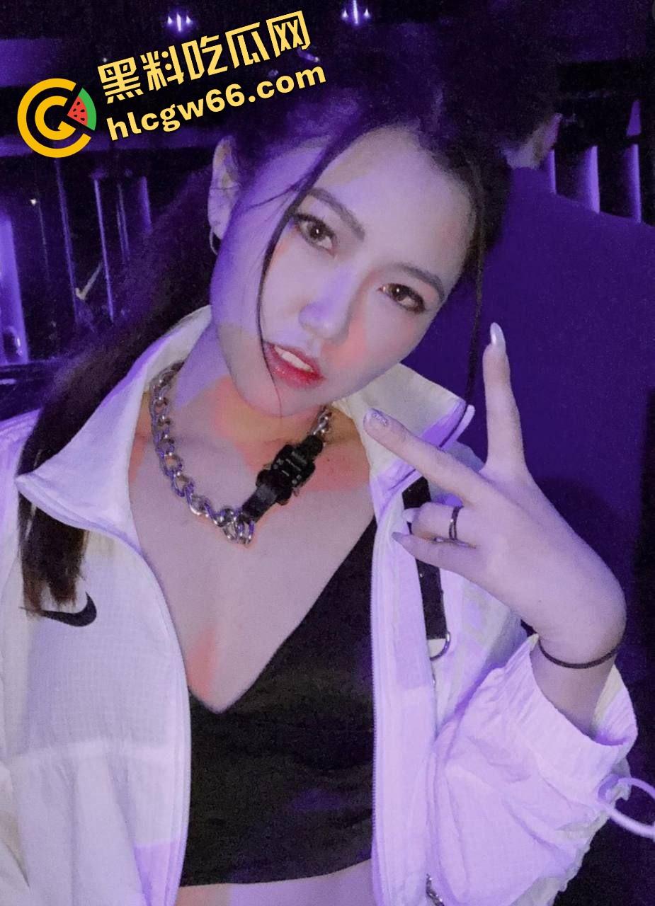 广州朋友新婚老婆【偷操黑人两年】嫩媳变黑屌母狗，逼松烂成洞还露脸浪叫，傻老公舔黑人剩饭爽翻天！  第1张