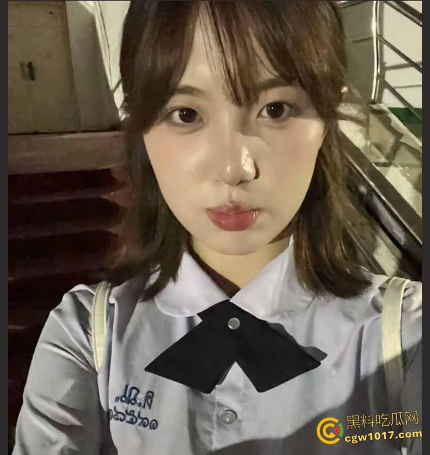 上海金融学院【刘敏】，露脸自拍惨遭前男友曝光，美乳骚逼嫩的如水，镜前跪地口交，蜜桃臀上位猛坐榨精！  第1张