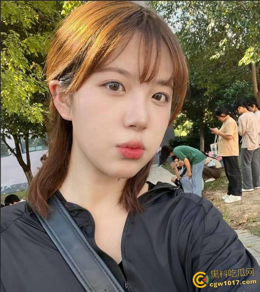 上海金融学院【刘敏】，露脸自拍惨遭前男友曝光，美乳骚逼嫩的如水，镜前跪地口交，蜜桃臀上位猛坐榨精！  第3张