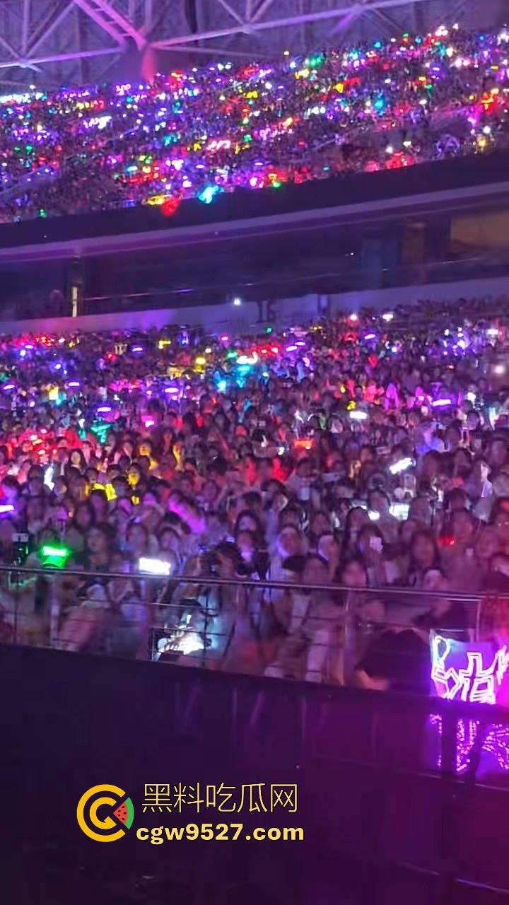 感谢时代少年团上海演唱会！一张门票换一顿操，追星女神终于被我无套后入，原来追星的女孩这么容易拿下！  第7张