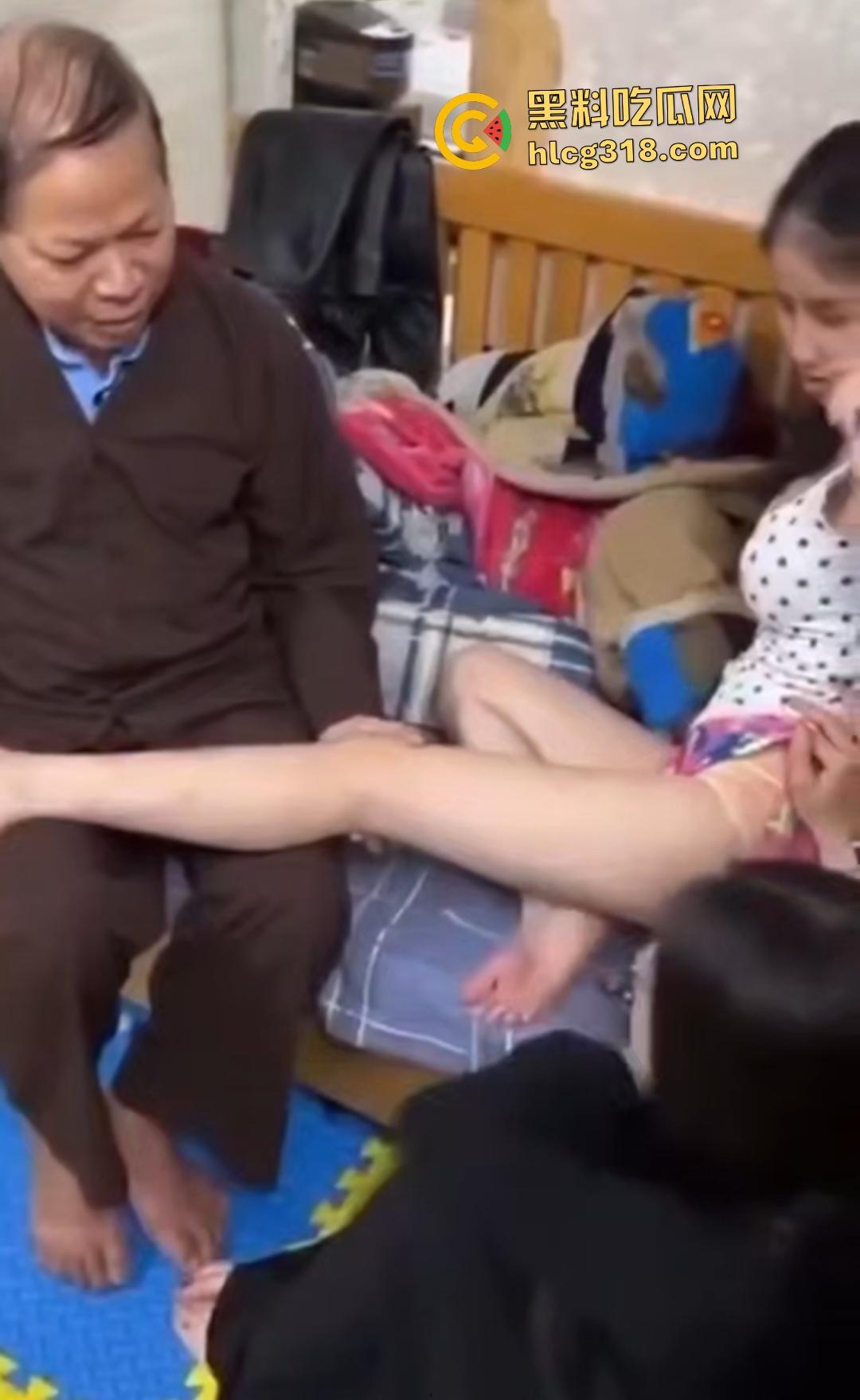 越南神医大师摸腿救治美女,摸完腿又开始摸奶,两头吃!怎么摸着摸着美女内裤湿了? 第3张 越南神医大师摸腿救治美女,摸完腿又开始摸奶,两头吃!怎么摸着摸着美女内裤湿了? 第3张