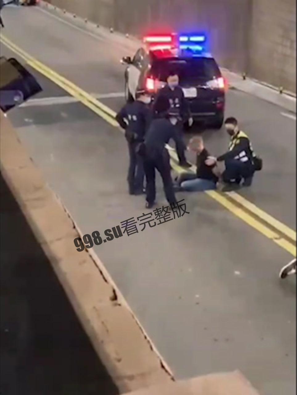 11.15台湾忠孝东路隧道，小伙撞死人还袭警遭警察击毙，全过程视频  第1张