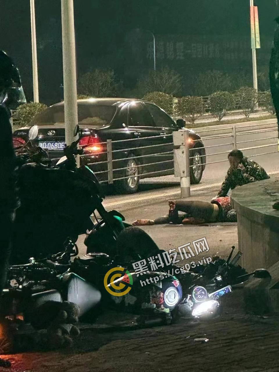 又有一位美女女骑手不戴护具骑车被抬走 可能再也走不了路了  第7张