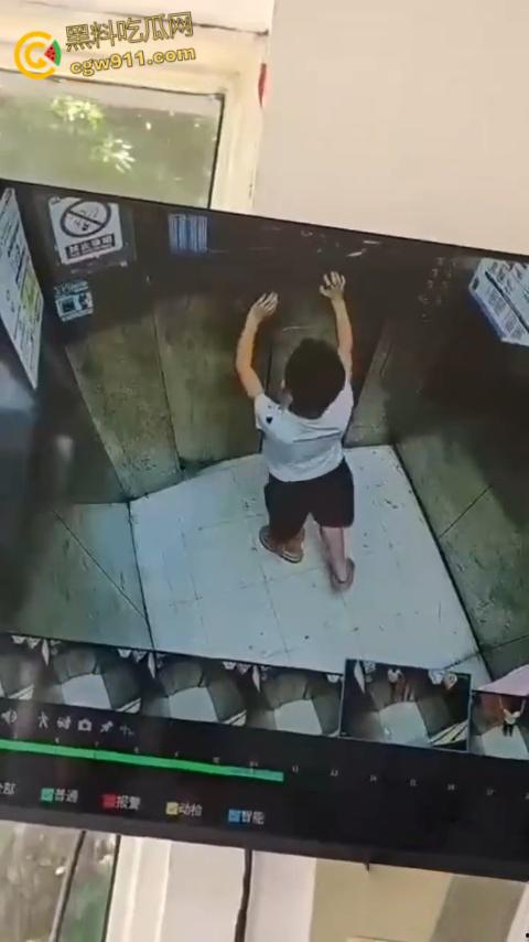电梯惊魂熊孩子扒门自救，被死死卡在门缝间动弹不得，差点命丧黄泉，对所有人敲响安全警钟！  第3张