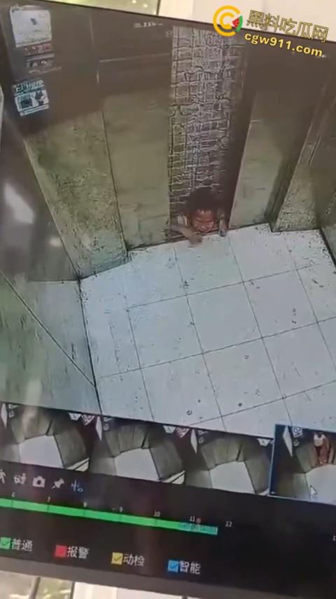 电梯惊魂熊孩子扒门自救，被死死卡在门缝间动弹不得，差点命丧黄泉，对所有人敲响安全警钟！  第7张