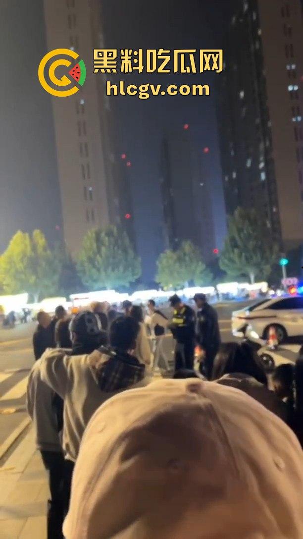 南京纯爱战士破防崩溃！女友当街绿他还装绿茶跑路，吃瓜群众围观纯爱破裂全程记录！  第5张